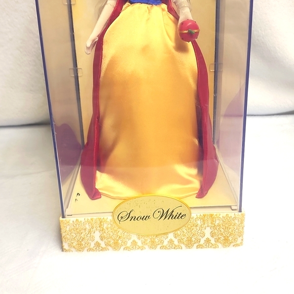 Disney Store Exclusive Snow White Collector Doll w / Certificate of Authenticity - Picture 3 of 6